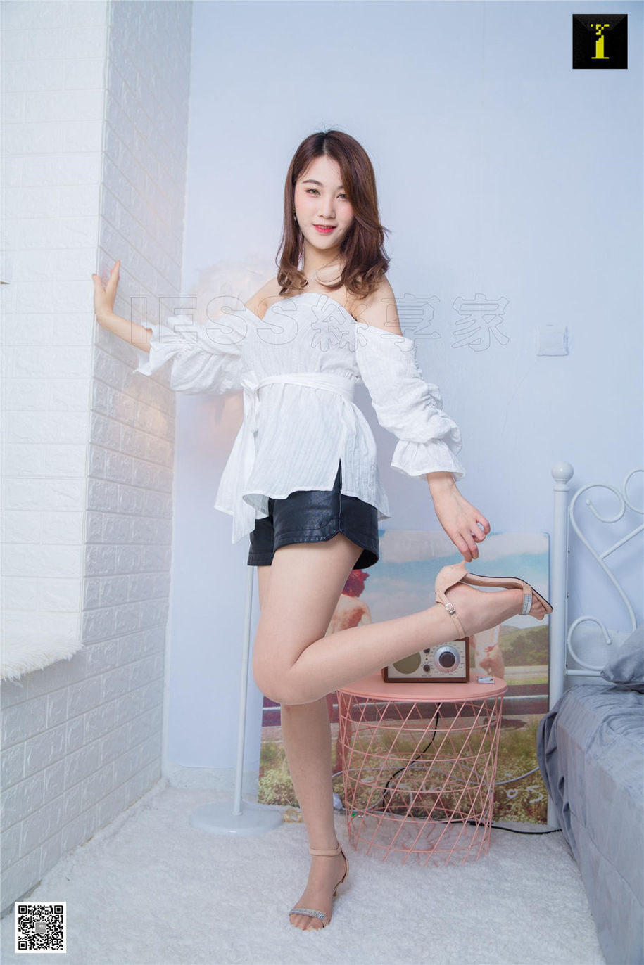 气质美女梓琪室内白皙美腿私房照 