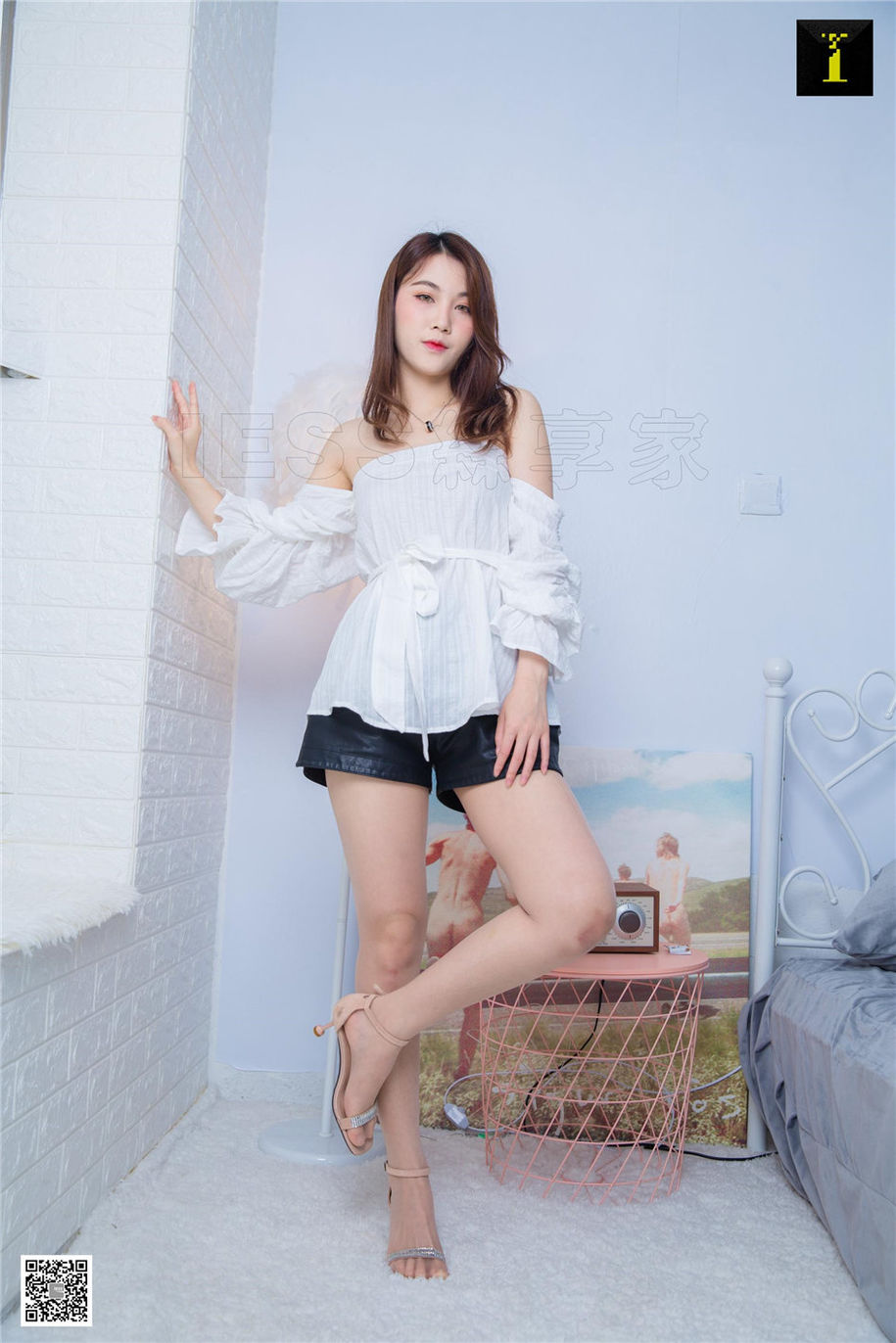气质美女梓琪室内白皙美腿私房照 