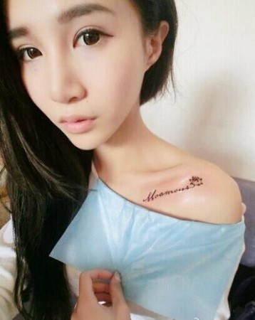 美女锁骨上的英文字母线条纹身图案
